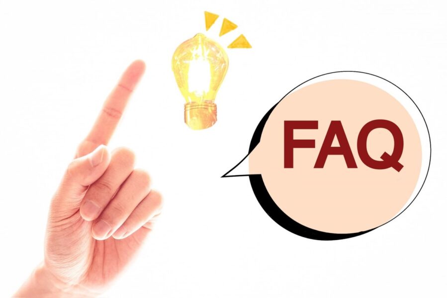 人差し指を上に向けて指し示し、その先に電球のアイコンが光っている画像。隣には「FAQ」と書かれた吹き出しがあり、バーチャルオフィスに関するよくある質問を象徴している。
