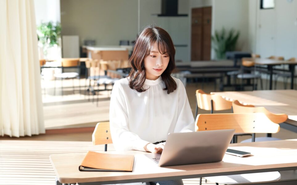ノートパソコンで作業するフリーランス女性と静かな作業スペース