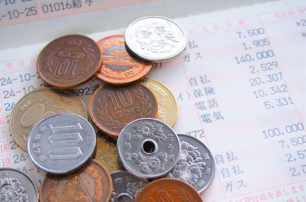 レゾナンスバーチャルオフィスの月額990円から始められる料金の安さを象徴するイメージ画像。電卓と日本円の紙幣を用いて、コストパフォーマンスの高さや明確な価格体系を視覚的に訴求している。