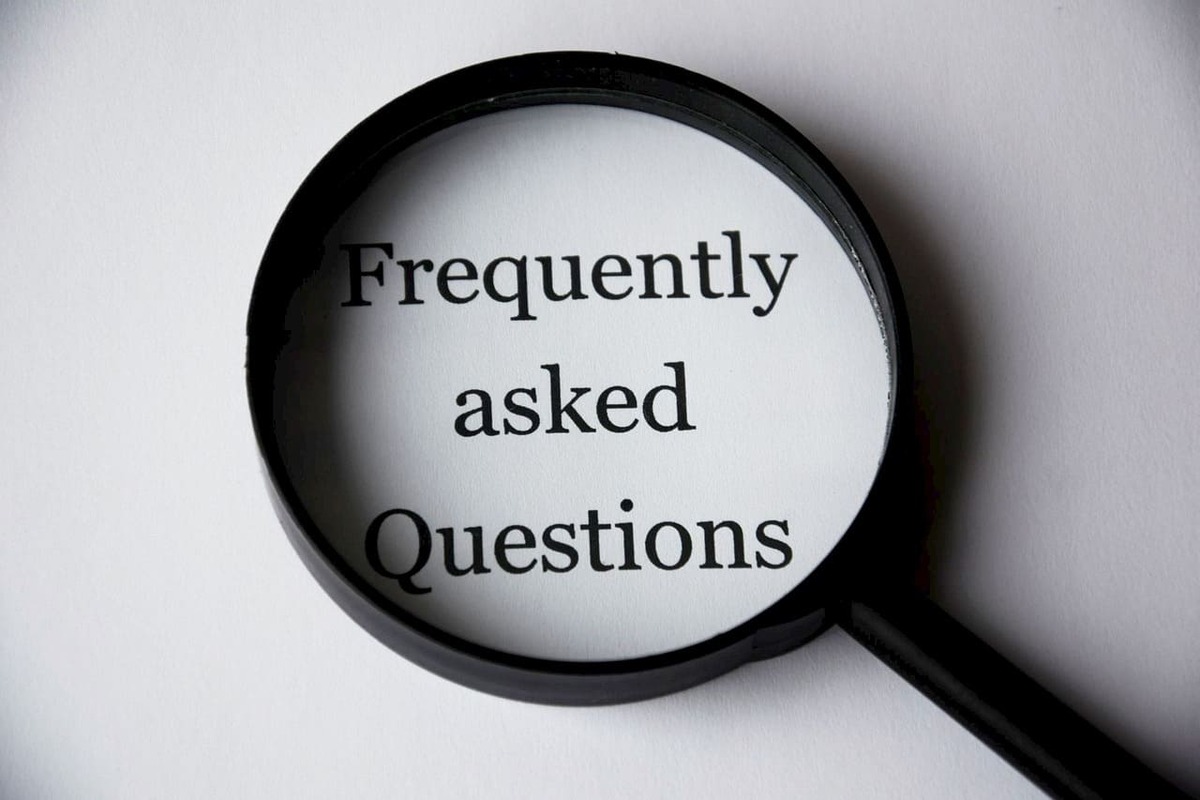 METSバーチャルオフィスに関するFAQセクション。拡大鏡で「Frequently asked Questions」と書かれたテキストが強調されている画像。サービス利用前の疑問点を解消するためのQ&A形式の案内ページ。